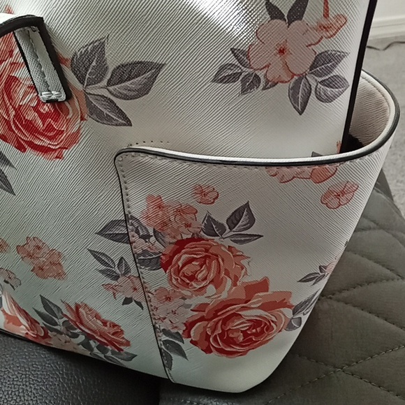 Guess flower bag and wallet - Picture 10 of 15